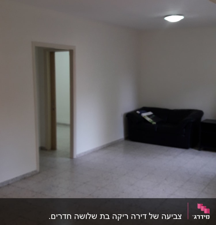 קיר לבן עם תקרה צבועה בגוון שונה